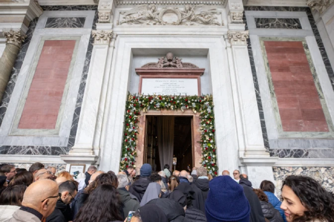 Los peregrinos pasan a través de la puerta santa de la Basílica de San Pablo Extramuros.