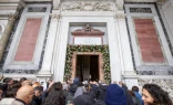 Los peregrinos pasan a través de la puerta santa de la Basílica de San Pablo Extramuros.