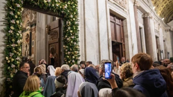 Peregrinos de todo el mundo pasando por la Puerta Santa de la Basílica de Santa María la Mayor.