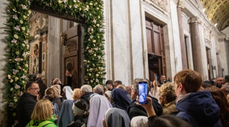 Peregrinos de todo el mundo pasando por la Puerta Santa de la Basílica de Santa María la Mayor