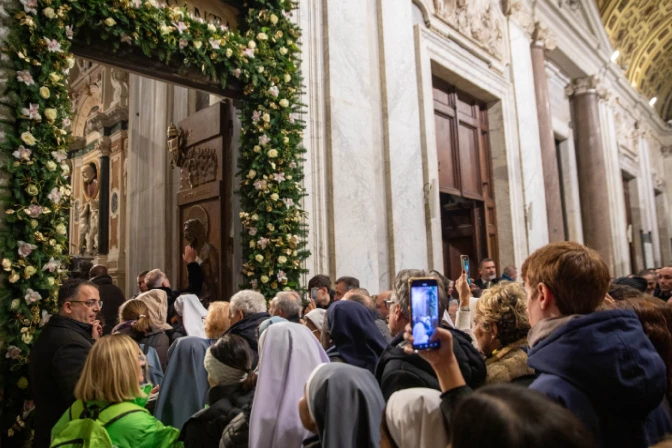 Peregrinos de todo el mundo pasando por la Puerta Santa de la Basílica de Santa María la Mayor