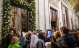 Peregrinos de todo el mundo pasando por la Puerta Santa de la Basílica de Santa María la Mayor.