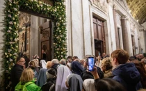 Peregrinos de todo el mundo pasando por la Puerta Santa de la Basílica de Santa María la Mayor.