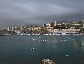 Un faro de fe: Construyen gigantesco Rosario flotante en ciudad costera en Líbano