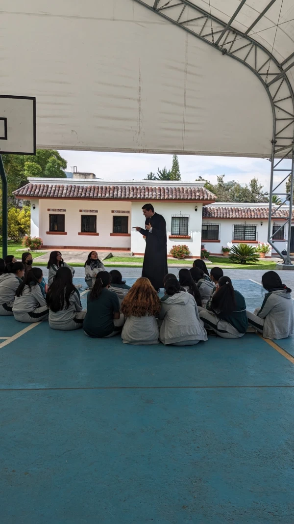 P. Juan Carlos Vásconez durante una charla en el Colegio Suyana de Quito, Ecuador. Crédito: Cortesía