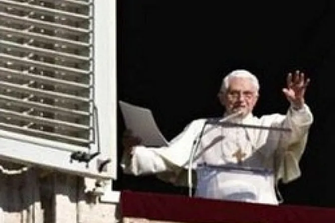 Cristo se hace humano para hacer a los hombres hijos de Dios, dice el Papa