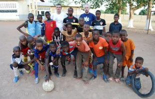 Rafael Sabu00e9 (izq) en la misiu00f3n salesiana de Guinea Conakry. Foto: Obras Misionales Pontificias 