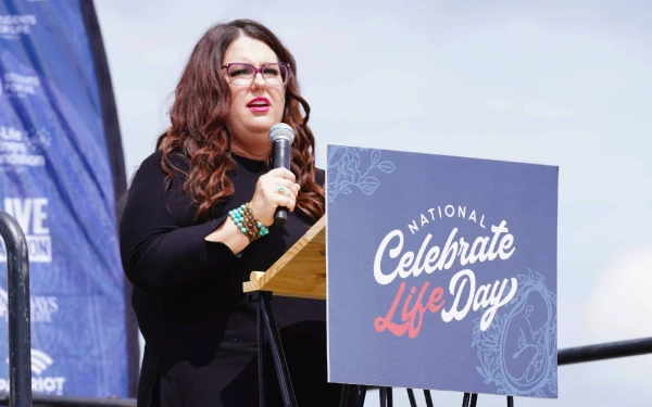 Kristan Hawkins, presidenta de Students for Life of America, se dirige a la multitud en una manifestación provida frente al Monumento a Lincoln el 24 de junio de 2023, marcando el primer aniversario de la decisión Dobbs de la Corte Suprema de EE. UU. que anuló Roe v. Wade. Crédito: Joseph Portolano / CNA.