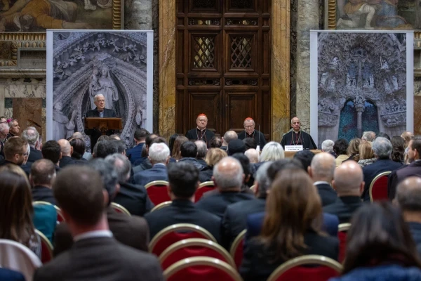 La Fundación Vaticana Joseph Ratzinger-Benedicto XVI otorga el Premio Ratzinger al teólogo de Notre Dame Cyril O'Regan y al escultor japonés Etsurō Sotoo en una ceremonia en el Vaticano el 22 de noviembre de 204. Crédito: Daniel Ibañez/CNA