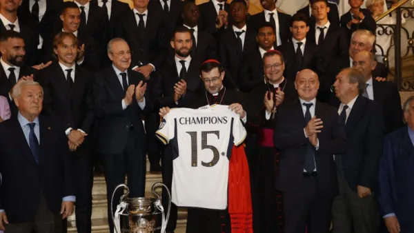 El Cardenal Cobo recibe una camiseta del Real Madrid que dice "Champions 15", en la Catedral de la Almudena. Crédito: Josele Martín / Archidiócesis de Madrid.
