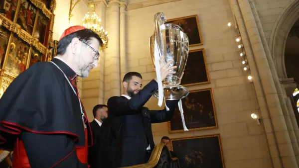 La Copa de la Champions del Real Madrid ante la Virgen de la Almudena,. Crédito: Crédito: Josele Martín / Archidiócesis de Madrid.