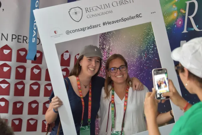 Stand del Regnum Christi en la JMJ Lisboa 2023.