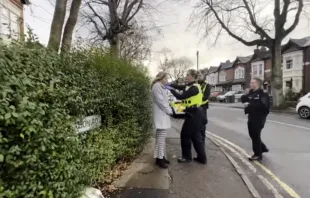 Isabel Spruce-Vaughn fue arrestada dos veces por rezar frente a clínicas de abortos. Crédito: ADF UK