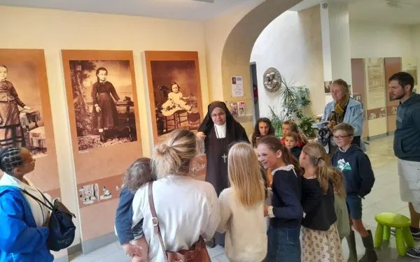 Niños visitando el santuario de San Luis y Santa Celia Martin, en Alençon, Francia. Crédito: Carmelitas Mensajeras del Espíritu Santo