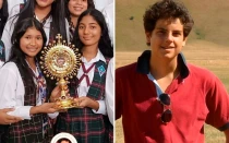 Adolescentes panameñas sostienen el relicario con la reliquia de primer grado del Beato Carlo Acutis.