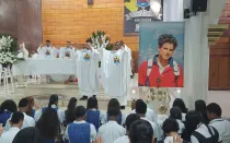 La reliquia de Carlo Acutis es acogida en la catedral de Tumaco, Colombia, ciudad donde ocurrió un milagro eucarístico en 1906.