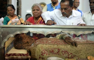 Los cristianos indios rinden homenaje a los restos de San Francisco Javier durante la 17ª exposición del cuerpo del santo en la Catedral Sé de Goa, el 22 de noviembre de 2014. Crédito: PUNIT PARANJPE/AFP vía Getty Images.