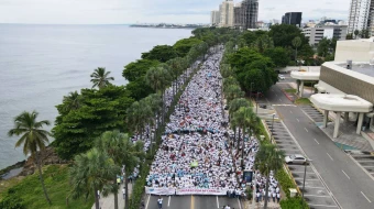 Cerca de 50.000 personas participaron en la caminata "Un Paso por mi Familia" en el Malecón de Santo Domingo.