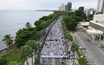 Cerca de 50.000 personas participaron en la caminata "Un Paso por mi Familia" en el Malecón de Santo Domingo.