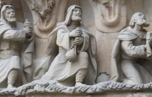 Relieve de los Reyes Magos en la basílica de la Sagrada Familia de Barcelona. Crédito: Cathopic 