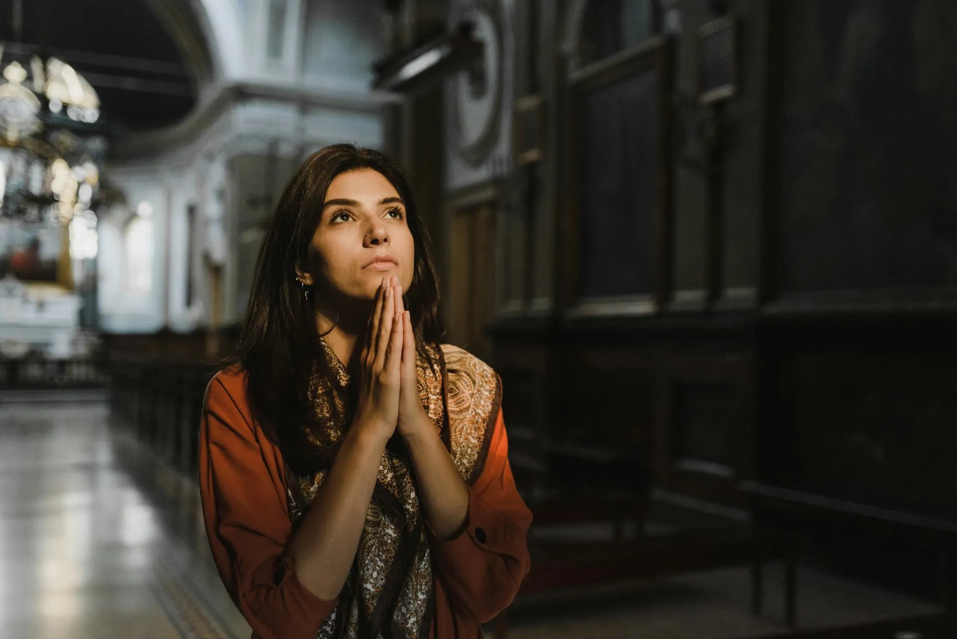 Imagen referencial de una mujer rezando.?w=200&h=150