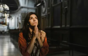 Imagen referencial de una mujer rezando. Crédito: Pexels.