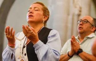 Personas rezando Crédito: Insigne y Nacional Basílica de Santa María de Guadalupe