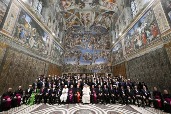 Fotografía tras la audiencia durante la visita a la Capilla Sixtina. Crédito: Vatican Media