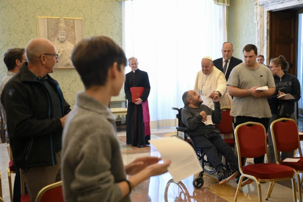 El Papa Francisco llega a la sala del Palacio Apostólico. Crédito:Vatican Media