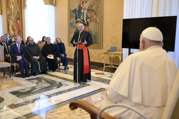 Cardenal Mauro Gambetti durante la audiencia con el Papa Francisco esta mañana. Crédito: Vatican Media