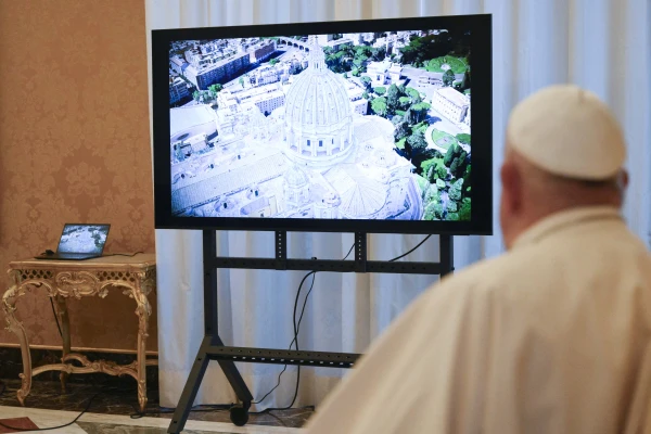 Presentan el proyecto al Papa Francisco. Crédito: Vatican Media