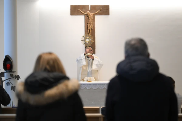 Eucharistic worship this February 24 at the Gemelli Hospital in Rome. Credit: Vatican average