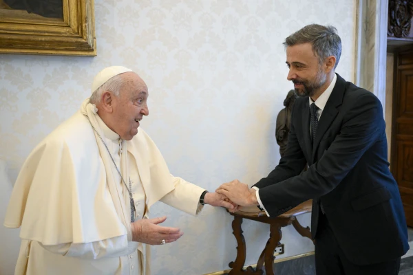 Pope Francis greets Álvaro Lario this January 15. Credit: Vatican Media