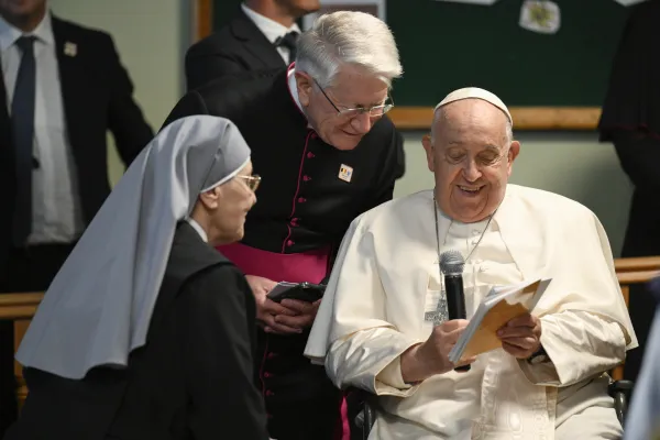 Las Hermanitas de los Pobres reciben al Papa Francisco. Crédito: Vatican media