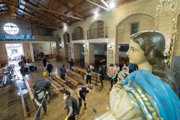 Voluntarios recogen barro en la parroquia de Aldaya (Valencia, España) tras las inundaciones. Crédito: V. Gutiérrez / Arzobispado de Valencia.