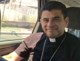 Mons. Rolando Álvarez está hoy de cumpleaños y en el exilio “sigue haciendo lío”