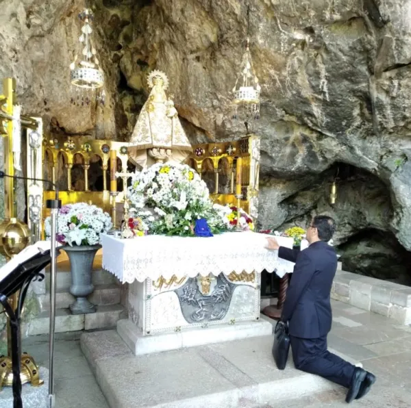 El obispo Rolando Álvarez reza ante la imagen de la Virgen de Covadonga en su santuario en Asturias. Crédito: Archidiócesis de Oviedo.