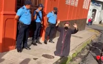 El Obispo de Matagalpa, Mons. Rolando Álvarez, es vigilado por la policía de Nicaragua el 4 de agosto de 2022.