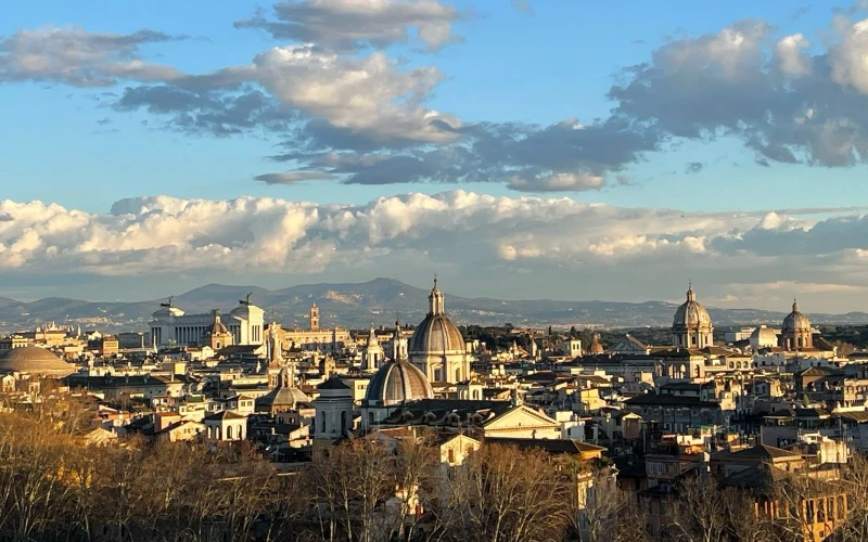 Jóvenes peregrinos conmemoran en Roma a “seis santas extraordinarias” en un inspirador recorrido