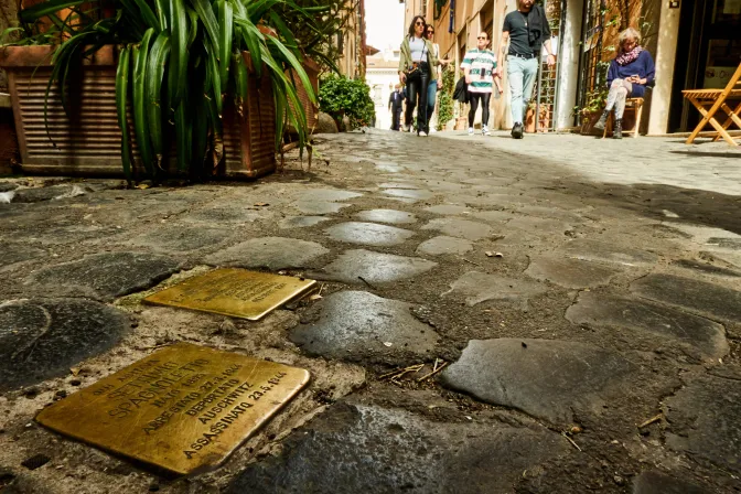 Placas doradas con nombres de judíos en Roma