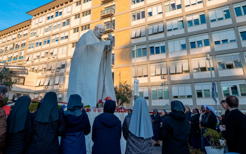 Católicos rezan el Rosario por la salud del Papa Francisco frente al Hospital Gemelli