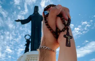 Una pareja sostiene un rosario ante la imagen de Cristo Rey en el Cerro del Cubilete (México). Crédito: Javier Sánchez / Cathopic