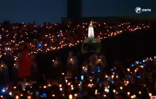 Una multitud reza en el Santuario de Fátima por la paz en el mundo Crédito: EWTN