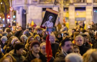 Una multitud reza el Rosario en Madrid en el día de la Inmaculada Concepción, patrona de España. Crédito: ACI Prensa.