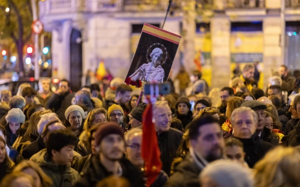 Una multitud reza el Rosario en Madrid en el día de la Inmaculada Concepción, patrona de España. Crédito: ACI Prensa.