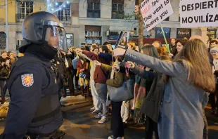 Manifestantes españoles muestran sus rosarios en España en protesta por la actuación de la Policía. Crédito: Nicolás de Cárdenas /ACI Prensa