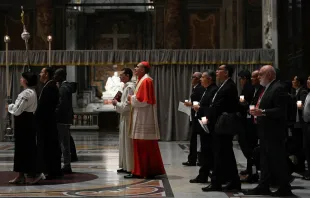 Delegados del Sínodo de la Sinodalidad participan en el rezo del Rosario por la paz en la Basílica de San Pedro. Crédito: Vatican Media