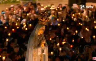 Rosario y procesión de velas en el Santuario de la Virgen de Fátima en Portugal. Crédito: EWTN