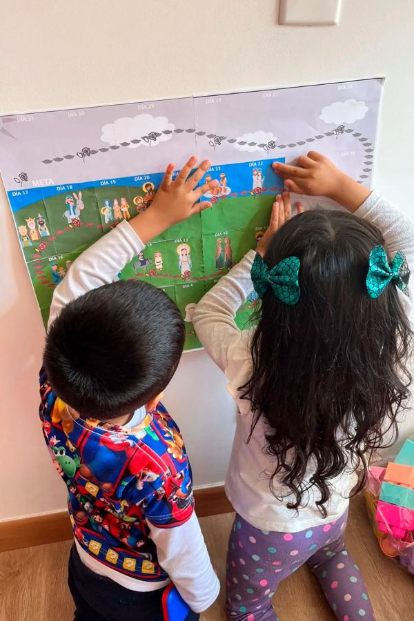 Niños participando en la campaña "Rosas para la Virgen María". Crédito: Cortesía "Misión por el Amor de Dios en todo el Mundo".