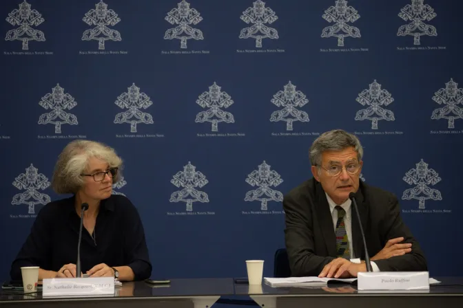 Nathalie Becquart y Paolo Ruffini durante la rueda de prensa